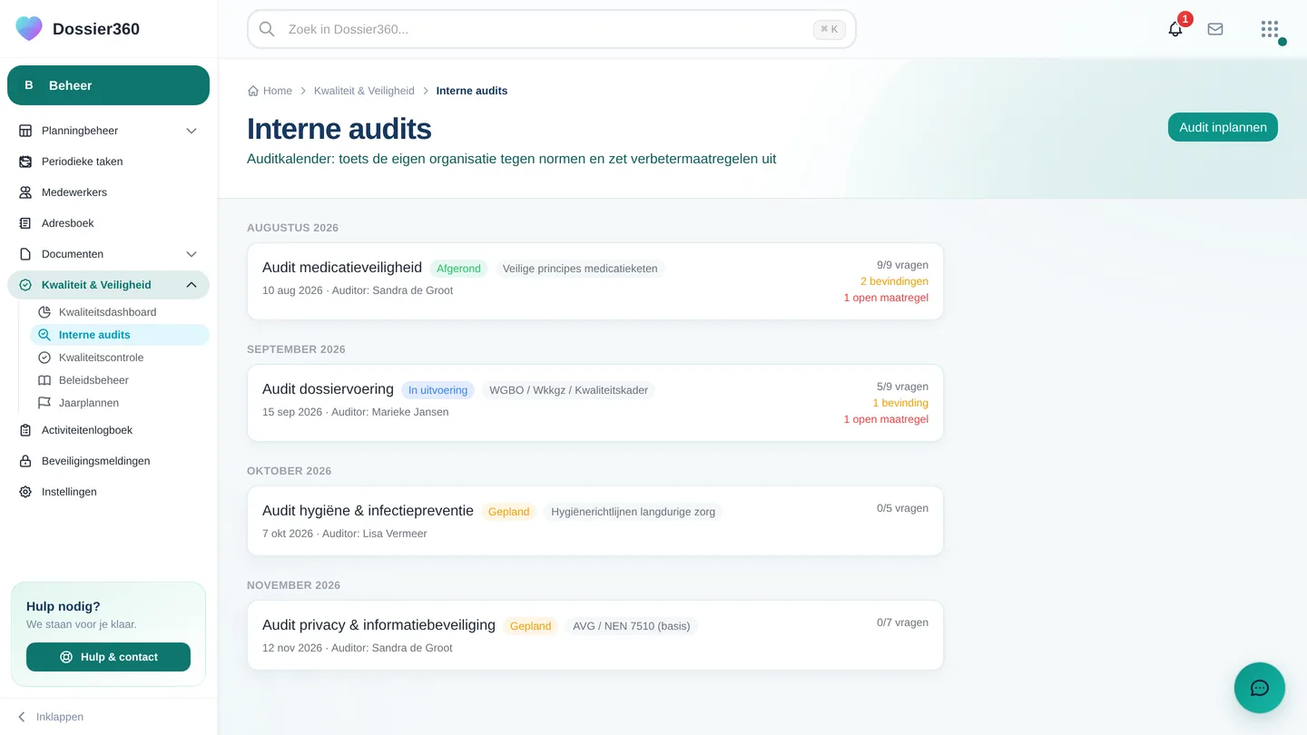 Interne audits gegroepeerd per maand met statusbadges (Gepland, In uitvoering, Afgerond), normlabel, auditor en tellers voor vragen, bevindingen en open maatregelen